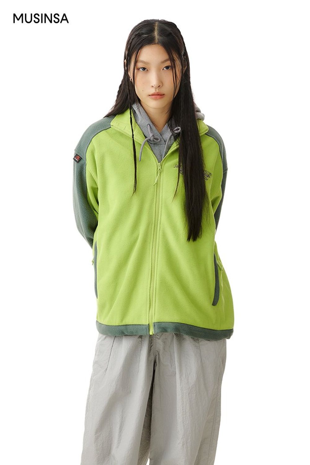 편하게 입기 좋은 플리스 재킷과 조거 팬츠로 꾸민 스포츠 룩 #편안한 #컬러포인트 #컬러블록 #레이어드룩 #캠핑 #등산 #레저스포츠 #겨울 #스포티 #고프코어