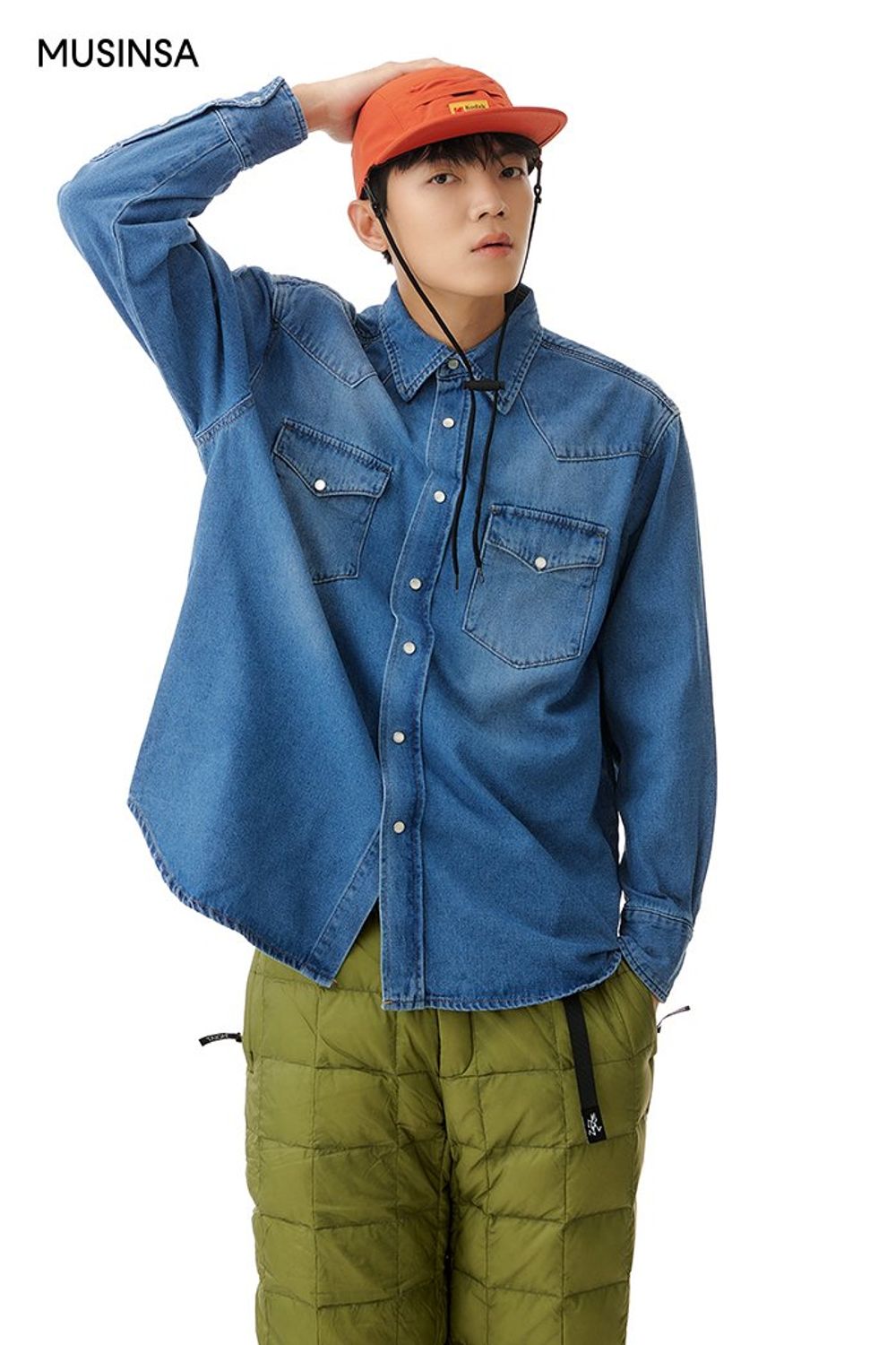 워싱 데님 셔츠에 다운 충전재를 함유한 퀼팅 팬츠를 매치하고 오렌지 컬러의 캡으로 포인트를 더한 스포츠 룩 #컬러포인트 #웨스턴 #캠핑 #등산 #레저스포츠 #워싱 #퀼팅 #겨울 #스포티 #고프코어