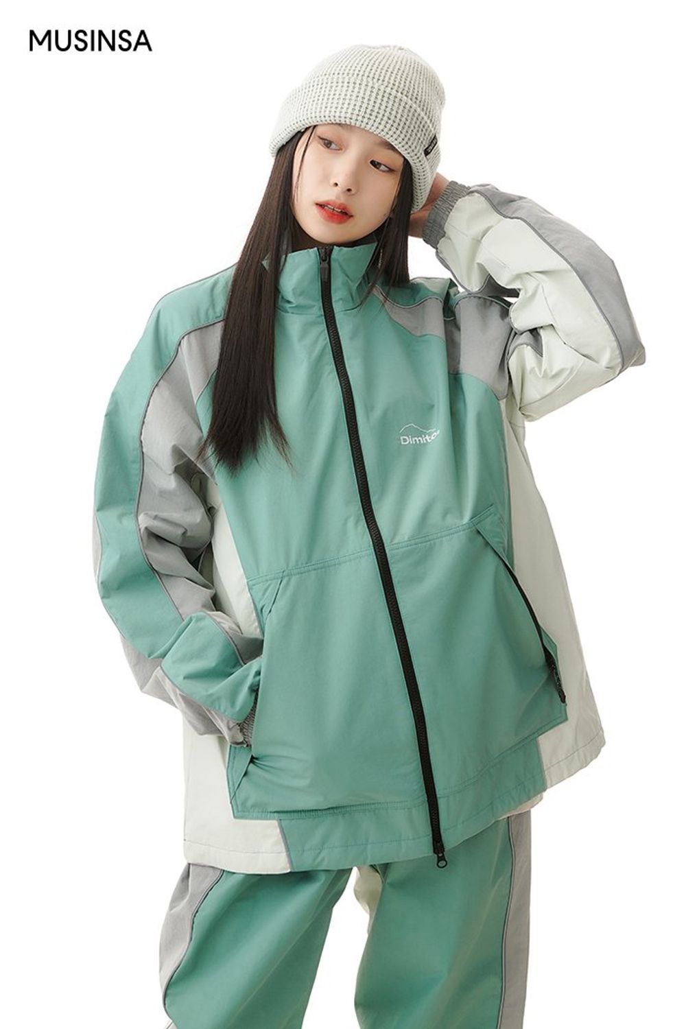 스포티한 트랙 셋업과 비니, 백팩으로 완성한 스포츠 룩 #편안한 #레터링 #셋업코디 #등산 #레저스포츠 #스포티 #컬러블록 #고프코어 #겨울