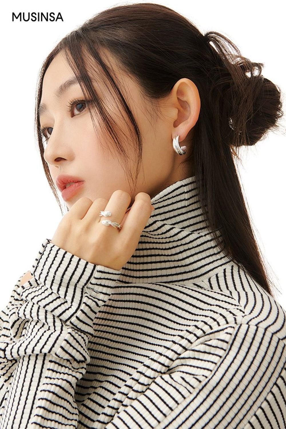 스트라이프 티셔츠와 데님 팬츠를 매치하고 퍼 재킷을 걸쳐 마무리한 시크 룩 #슬림핏 #스트라이프 #퍼 #워싱 #스팽글 #크롭 #겨울 #시크 #웨스턴부츠