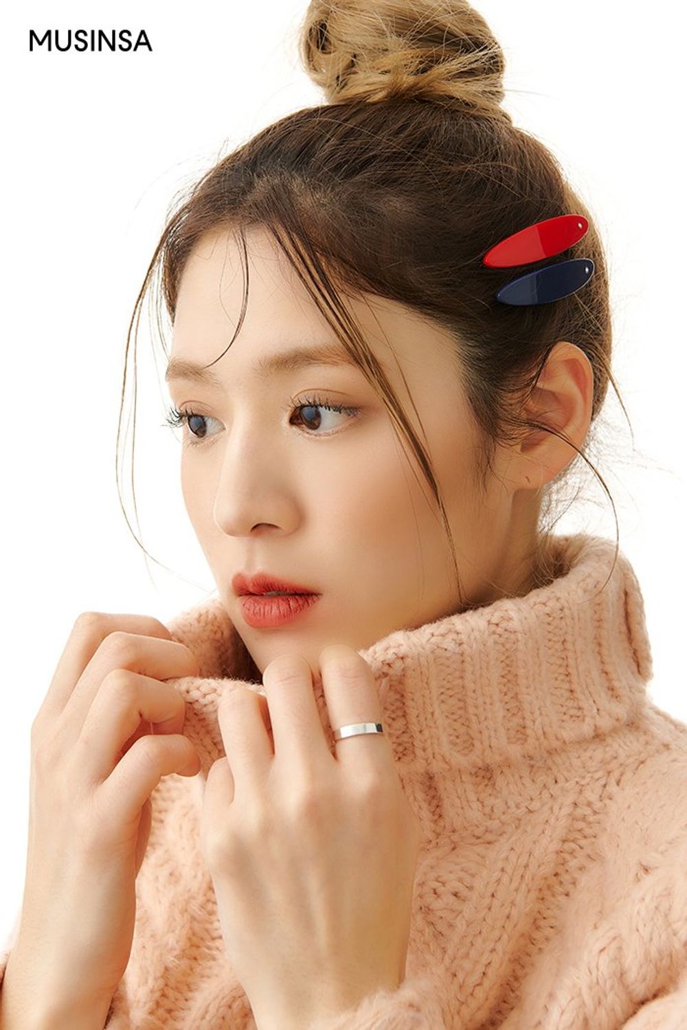 따뜻하게 입기 좋은 패딩 점퍼와 스웨터를 매치하고 플리츠스커트를 더해 완성한 걸리시 룩 #귀여운 #체크 #짧치 #플리츠 #크롭 #겨울 #걸리시