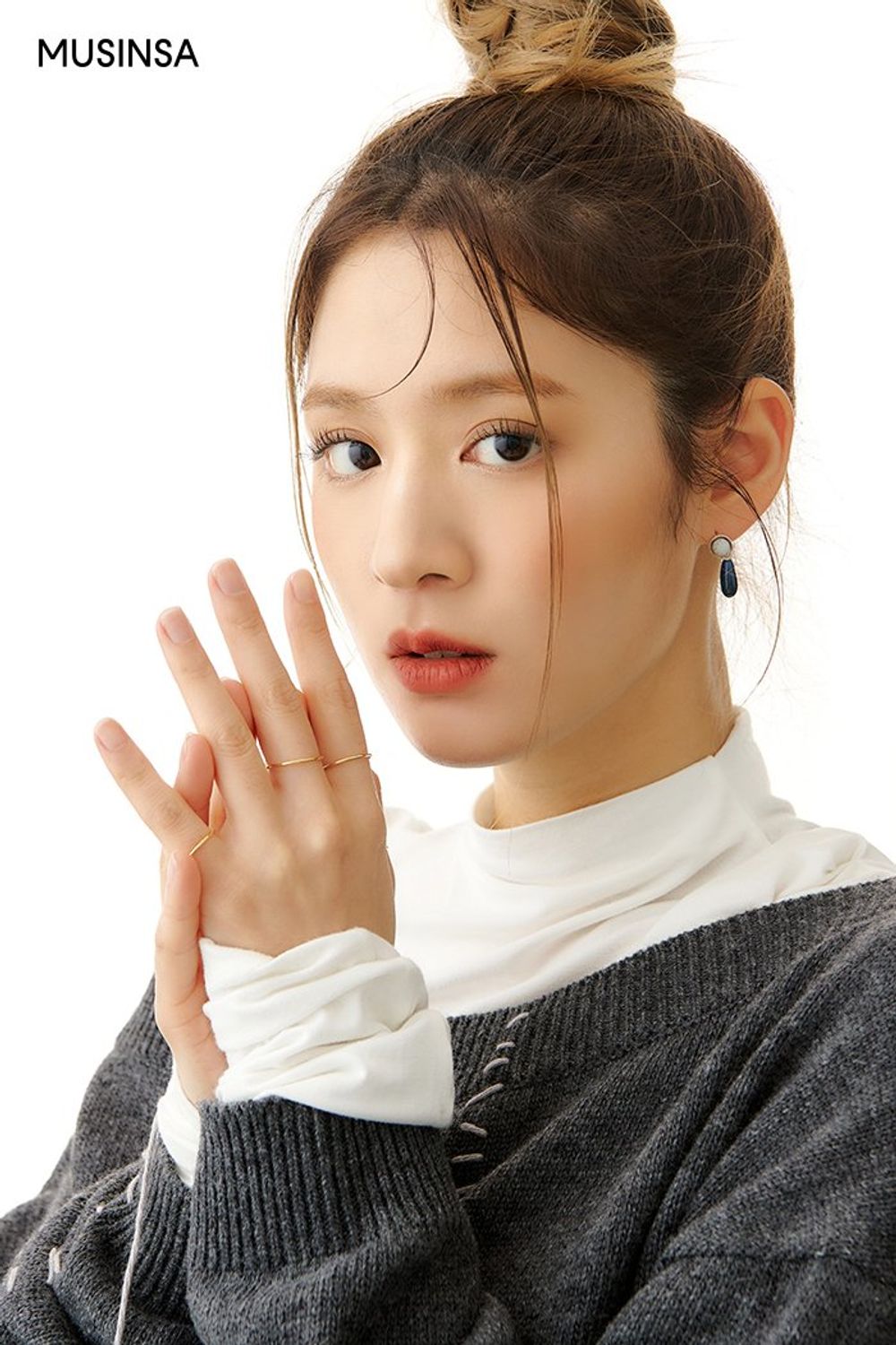 오프숄더 디자인의 니트와 데님 팬츠를 코디한 후 롱부츠로 멋을 더한 시크 룩 #레이어드룩 #스웨이드 #워싱 #스티치 #오프숄더 #겨울 #시크 #롱부츠 #무스탕