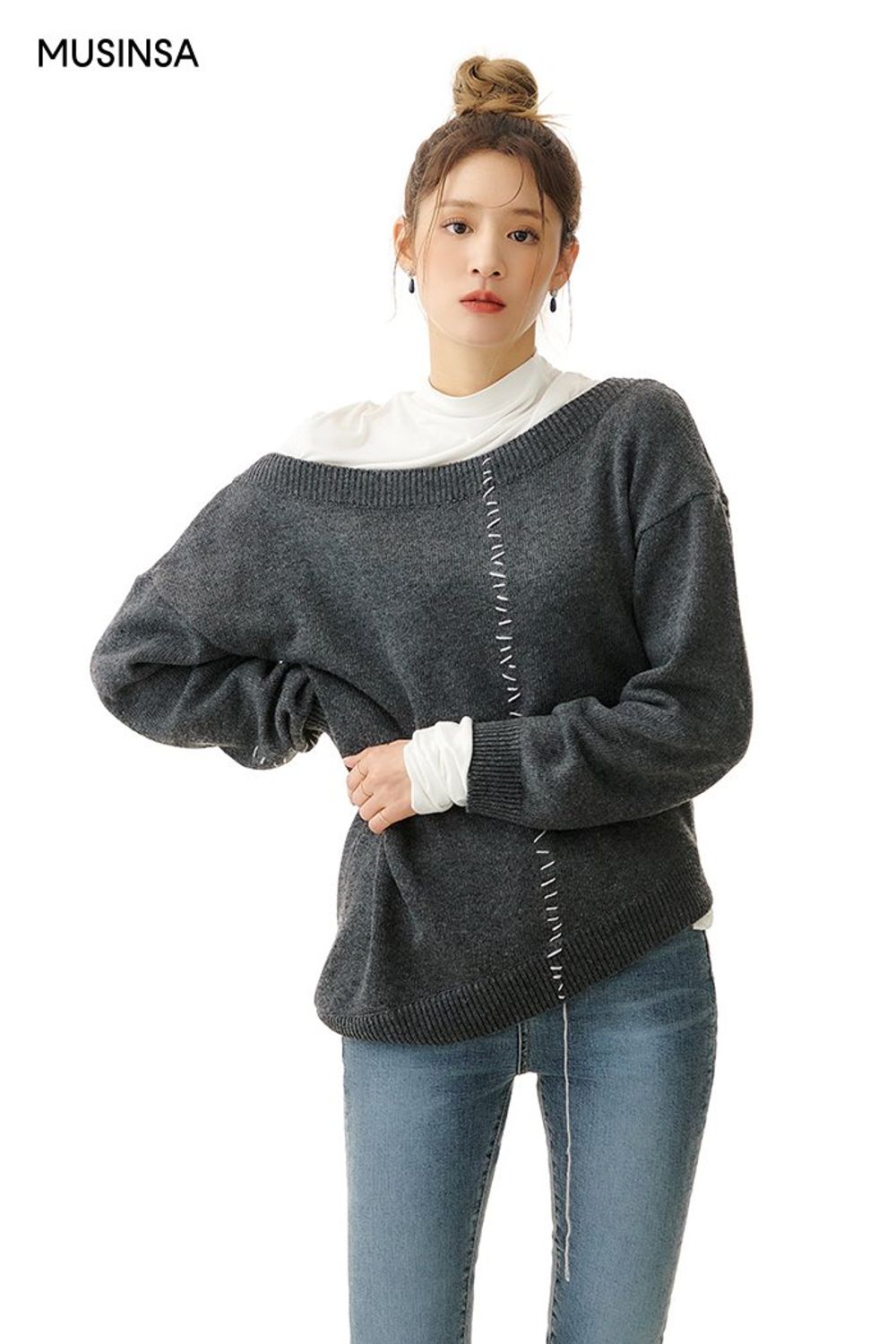 오프숄더 디자인의 니트와 데님 팬츠를 코디한 후 롱부츠로 멋을 더한 시크 룩 #레이어드룩 #스웨이드 #워싱 #스티치 #오프숄더 #겨울 #시크 #롱부츠 #무스탕