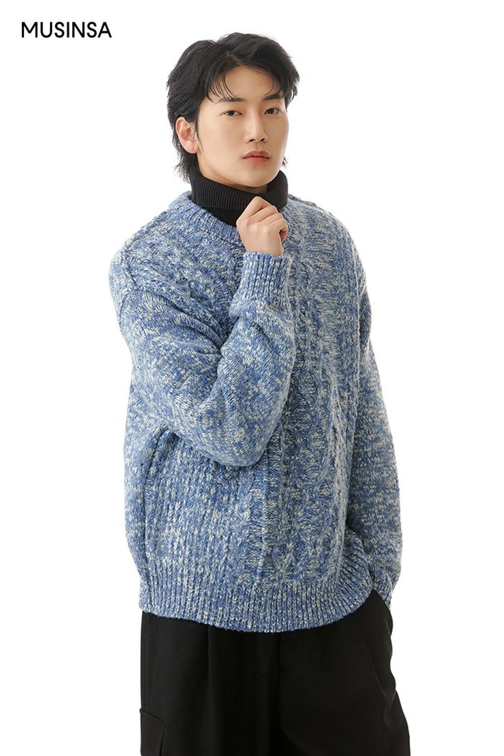 멜란지 블루 컬러가 돋보이는 케이블 니트에 카고 팬츠를 매치하고 롱 코트를 걸쳐 마무리한 댄디 룩 #컬러포인트 #얼죽코 #콜라보 #데이트 #카고 #겨울 #미니멀 #댄디