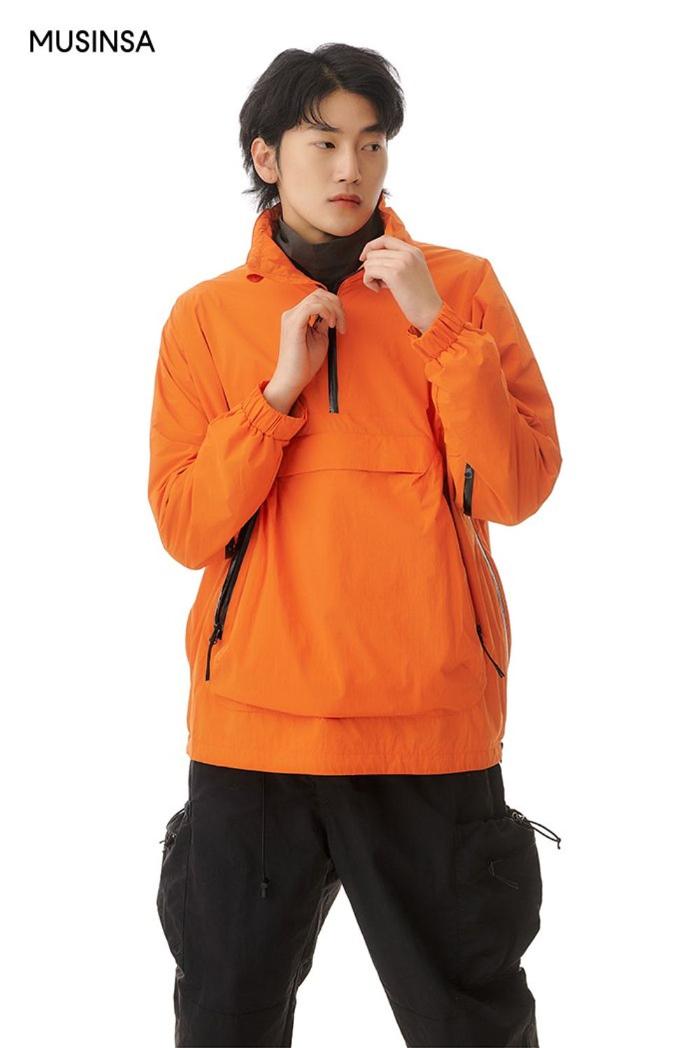 오렌지 컬러 아노락에 포켓 디테일 팬츠를 매치하고 플리스 베스트를 걸쳐 마무리한 스포츠 룩 #컬러포인트 #레이어드룩 #등산 #스티치 #리버서블 #퀼팅 #카고 #겨울 #고프코어
