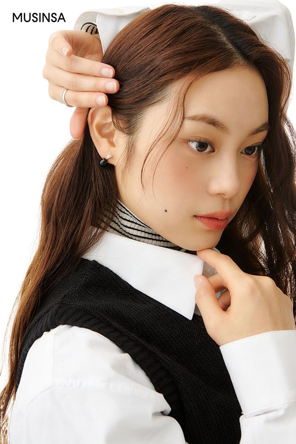 깔끔한 디자인의 셔츠와 카디건, 코트를 레이어드하고 슬랙스로 완성한 포멀 룩 #모노톤 #스트라이프 #레이어드룩 #얼죽코 #에나멜 #핀턱 #체인 #겨울 #비즈니스캐주얼 #포멀