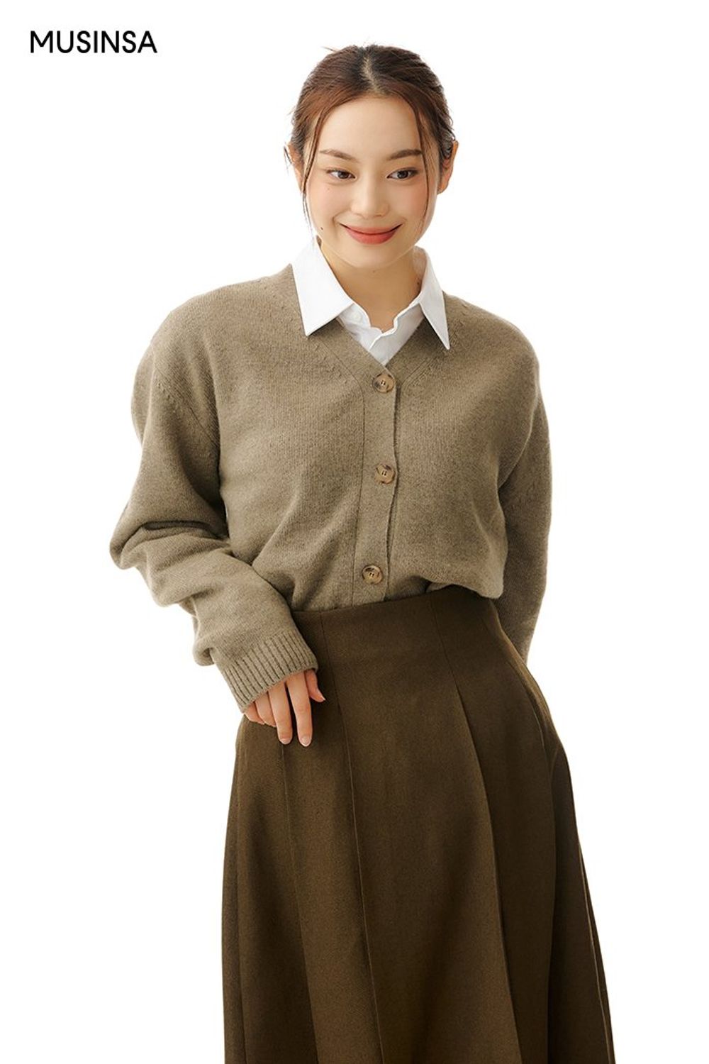 미니멀 디자인의 카디건과 더블 코트, 롱스커트로 완성한 포멀 룩 #레이어드룩 #출근룩 #얼죽코 #플리츠 #겨울 #미니멀 #비즈니스캐주얼 #포멀 #캐시미어