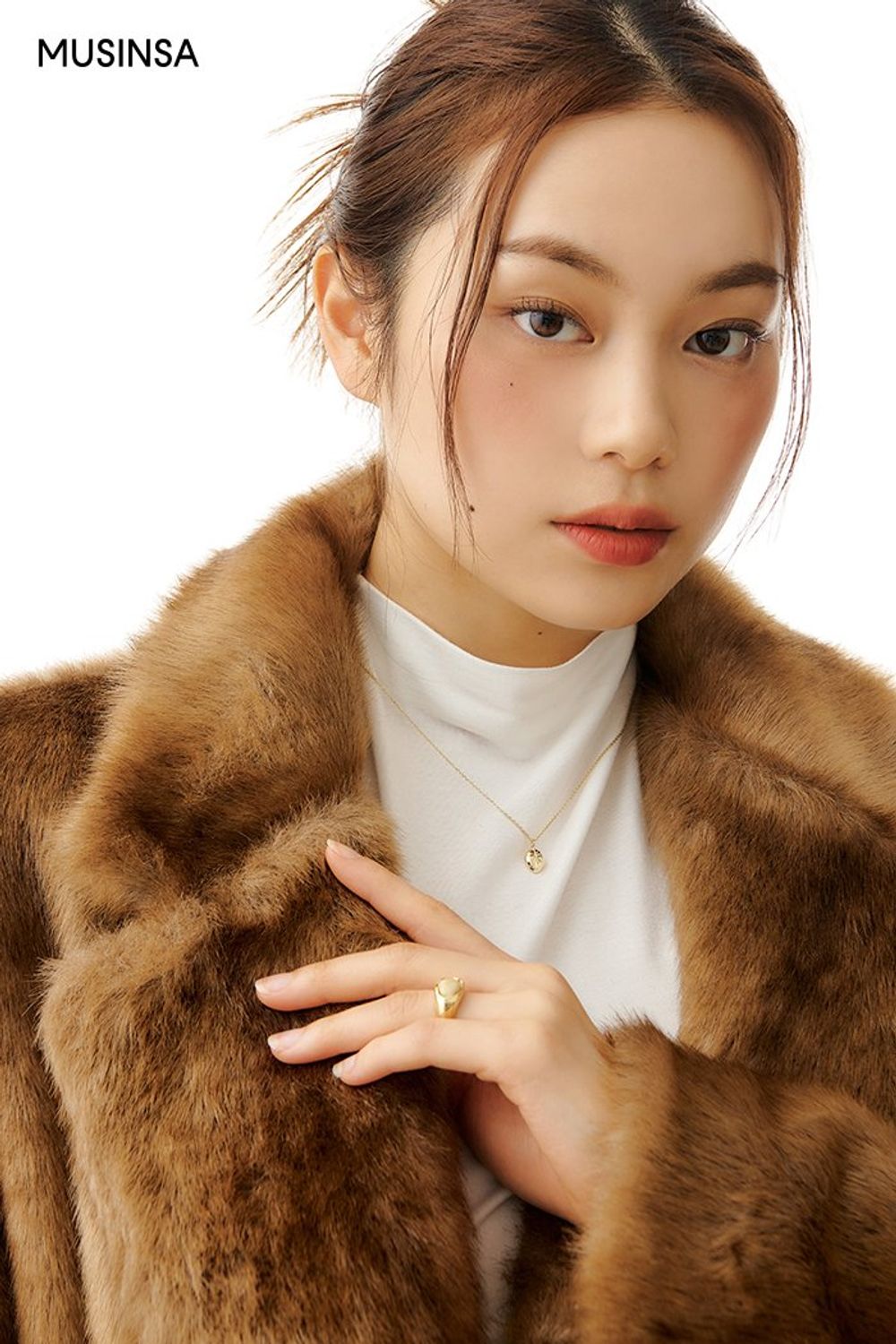한겨울에 입기 좋은 퍼 재킷과 깔끔한 디자인의 스커트로 완성한 시크 룩 #오버핏 #컬러포인트 #A라인 #겨울 #시크 #체인백 #퍼재킷 #웨스턴부츠