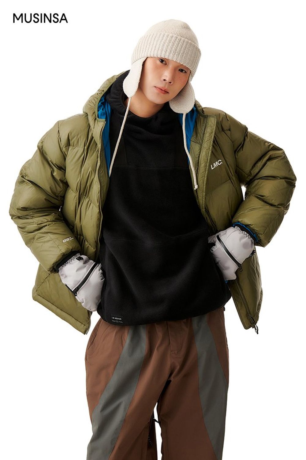 숏 패딩에 후드 플리스를 매치하고 조거 팬츠를 더해 마무리한 스포츠 룩 #눈 #스포티 #한파 #컬러블록 #고프코어 #겨울 #방수 #방한