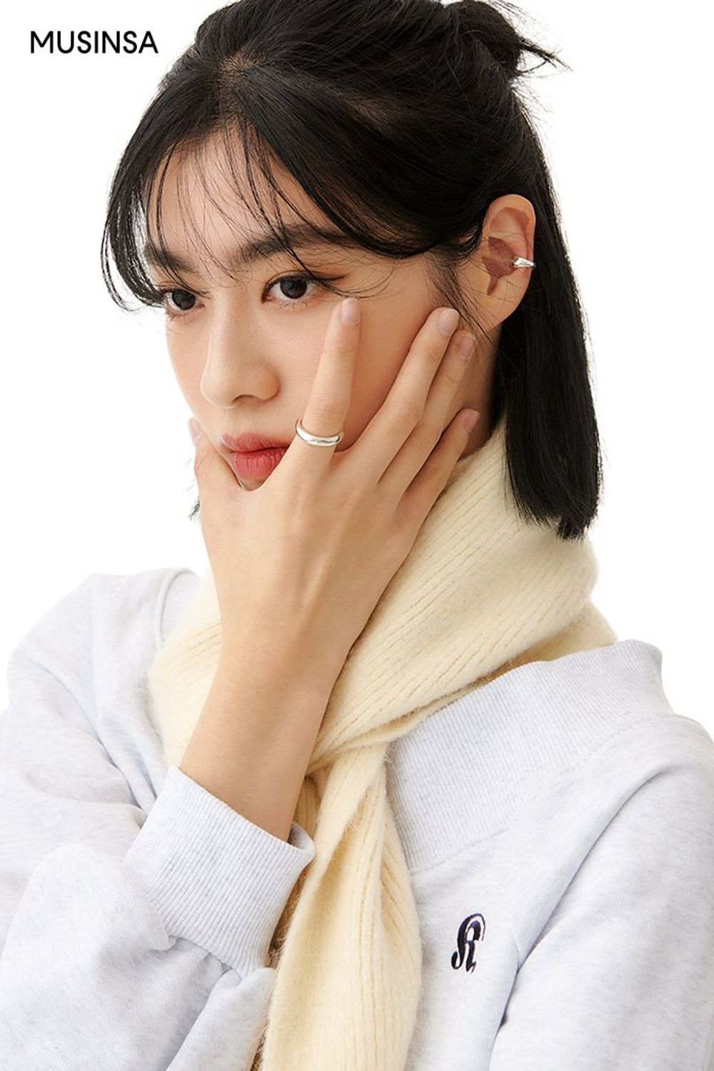 스웨트셔츠에 와이드 핏 슬랙스를 매치하고 머플러와 토트백으로 포인트를 준 캐주얼 룩 #와이드핏 #컬러포인트 #핀턱 #세일러카라 #겨울 #캐주얼 #무스탕