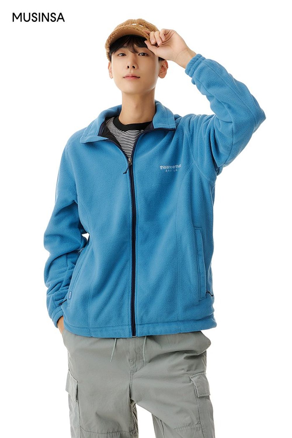 플리스 재킷에 카고 팬츠를 매치하고 숏 패딩을 걸쳐 마무리한 스포츠 룩 #한파 #파스텔 #레이어드룩 #등산 #카고 #겨울 #고프코어