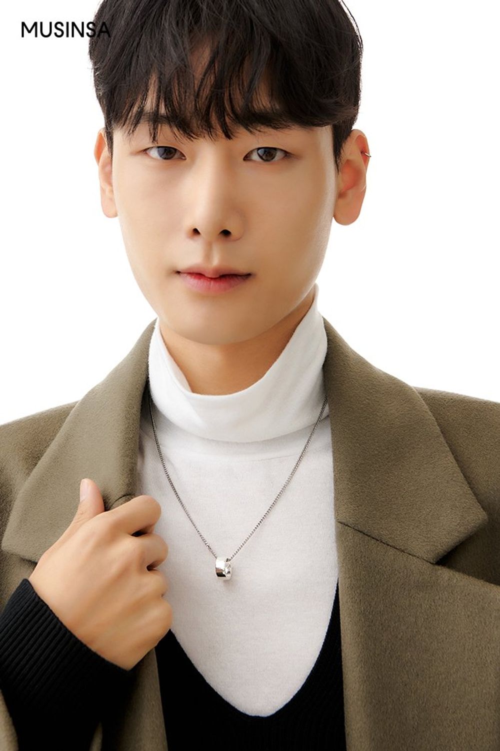 깊은 브이넥이 돋보이는 니트에 터틀넥을 레이어드하고 데님 팬츠와 롱 코트로 마무리한 댄디 룩 #부츠컷 #스트라이프 #얼죽코 #워싱 #겨울 #댄디 #데이트룩 #싱글코트