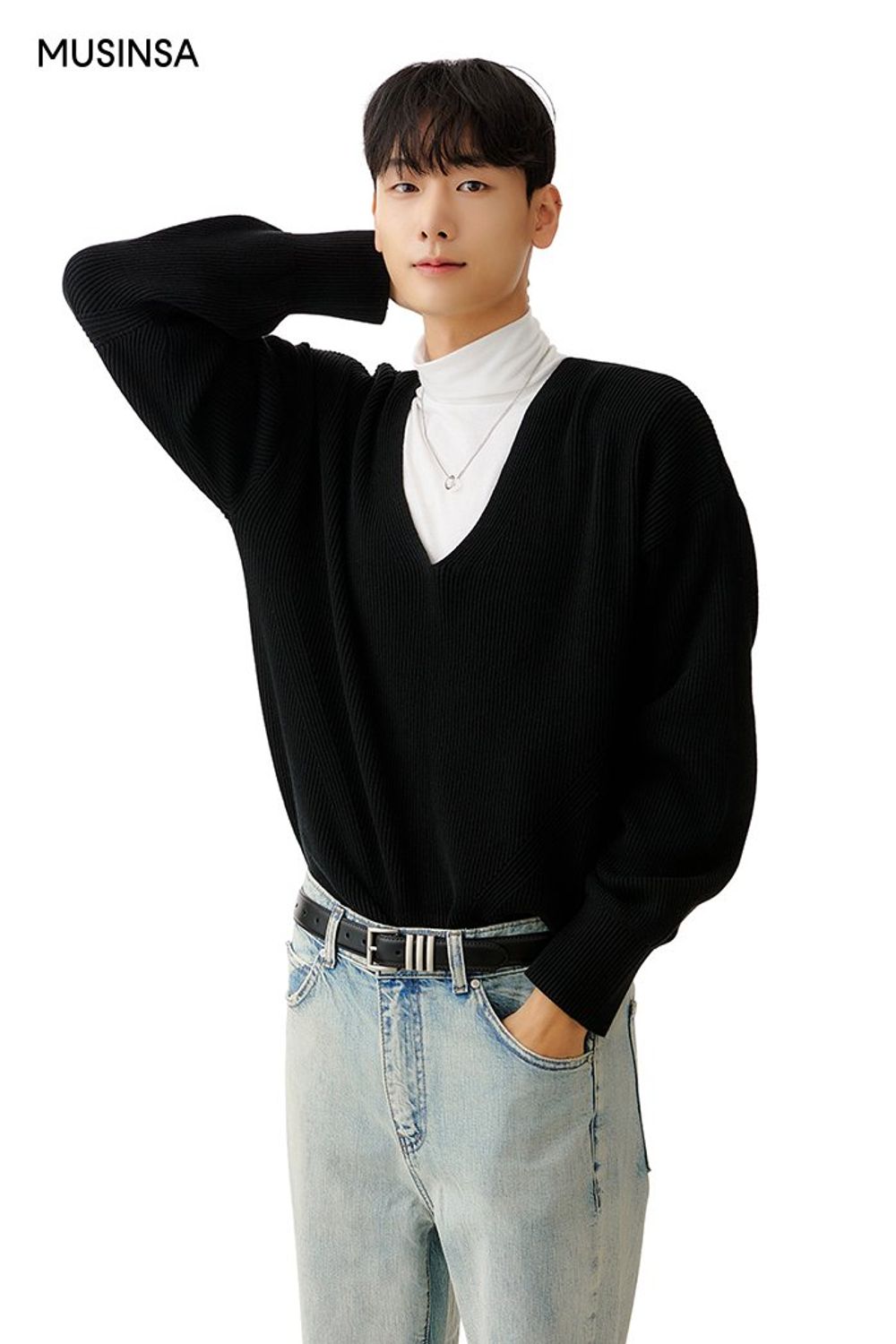 깊은 브이넥이 돋보이는 니트에 터틀넥을 레이어드하고 데님 팬츠와 롱 코트로 마무리한 댄디 룩 #부츠컷 #스트라이프 #얼죽코 #워싱 #겨울 #댄디 #데이트룩 #싱글코트