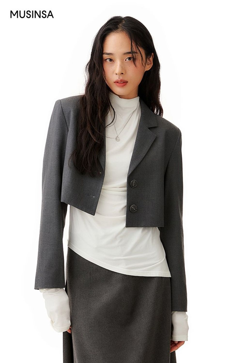 심플한 디자인의 크롭 재킷과 맥시 스커트, 더블 코트로 완성한 포멀 룩 #모노톤 #레이어드룩 #출근룩 #얼죽코 #슬릿 #크롭 #맥시 #언밸런스 #겨울 #비즈니스캐주얼 #포멀 #롱부츠 #더블코트