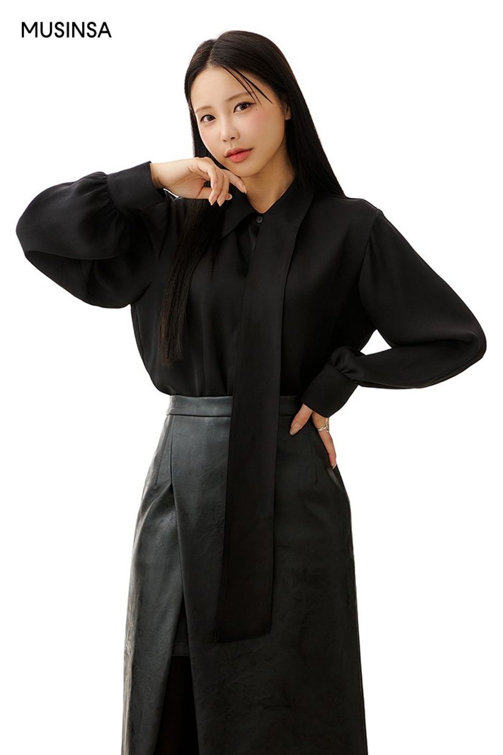 블랙 셔츠와 레더 스커트를 매치하고 퍼 재킷을 걸쳐 마무리한 시크 룩 #컬러블록 #레더 #퍼 #퍼프소매 #언밸런스 #겨울 #시크