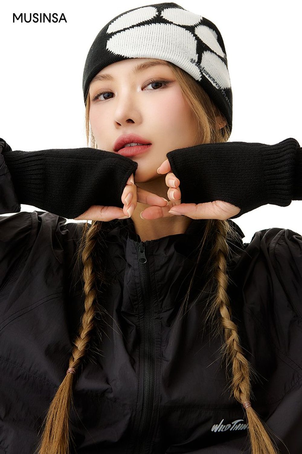 활동성을 강조한 나일론 재킷과 팬츠의 조합에 비니로 센스를 더한 아웃도어 룩 #오버핏 #컬러블록 #캠핑 #등산 #레저스포츠 #키높이 #겨울 #스포티 #고프코어 #패딩점퍼