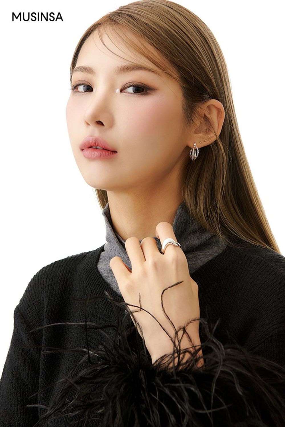 페더 디테일이 돋보이는 카디건에 블랙 진을 매치한 후 롱부츠를 더해 마무리한 시크 룩 #오버핏 #스키니 #모노톤 #레이어드룩 #얼죽코 #셔링 #크롭 #겨울 #시크