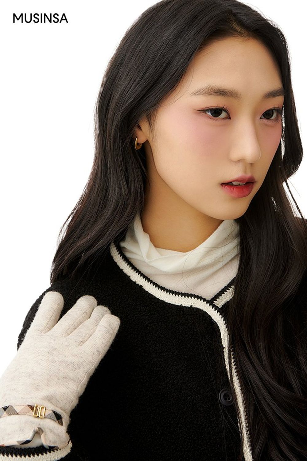 플리스 재킷과 데님 팬츠를 매치하고 더블 코트를 걸친 로맨틱 룩 #스키니 #레이어드룩 #얼죽코 #데이트 #워싱 #겨울 #로맨틱 #더블코트