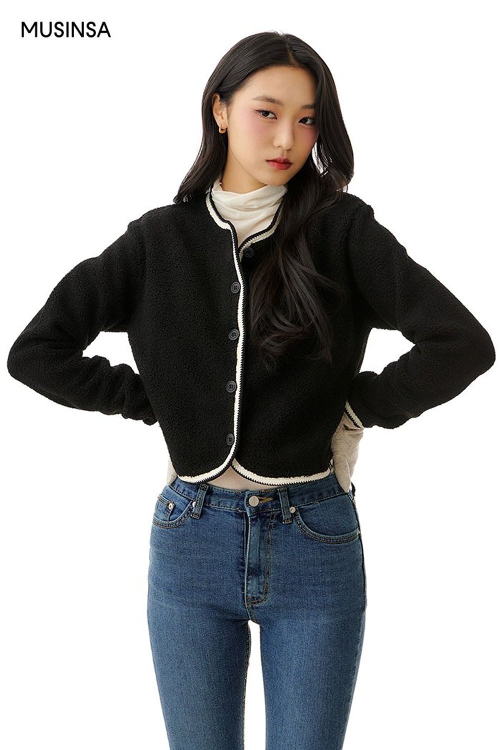플리스 재킷과 데님 팬츠를 매치하고 더블 코트를 걸친 로맨틱 룩 #스키니 #레이어드룩 #얼죽코 #데이트 #워싱 #겨울 #로맨틱 #더블코트