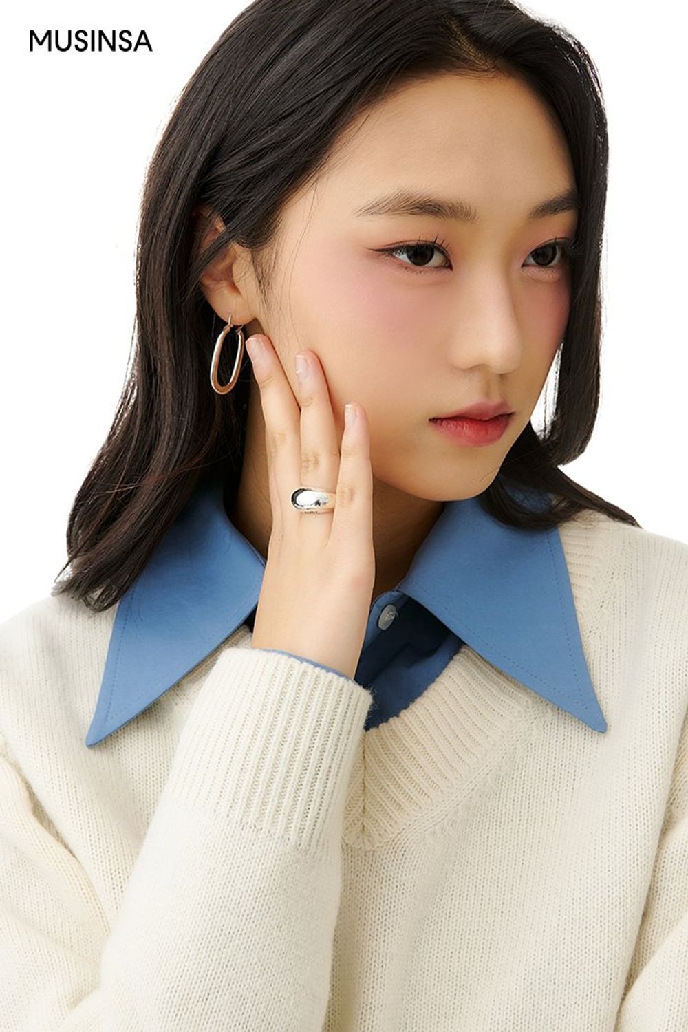 깔끔한 니트와 데님 팬츠, 롱코트로 연출한 시크 룩 #스키니 #컬러포인트 #레이어드룩 #얼죽코 #글로시 #겨울 #시크 #롱부츠 #더블코트