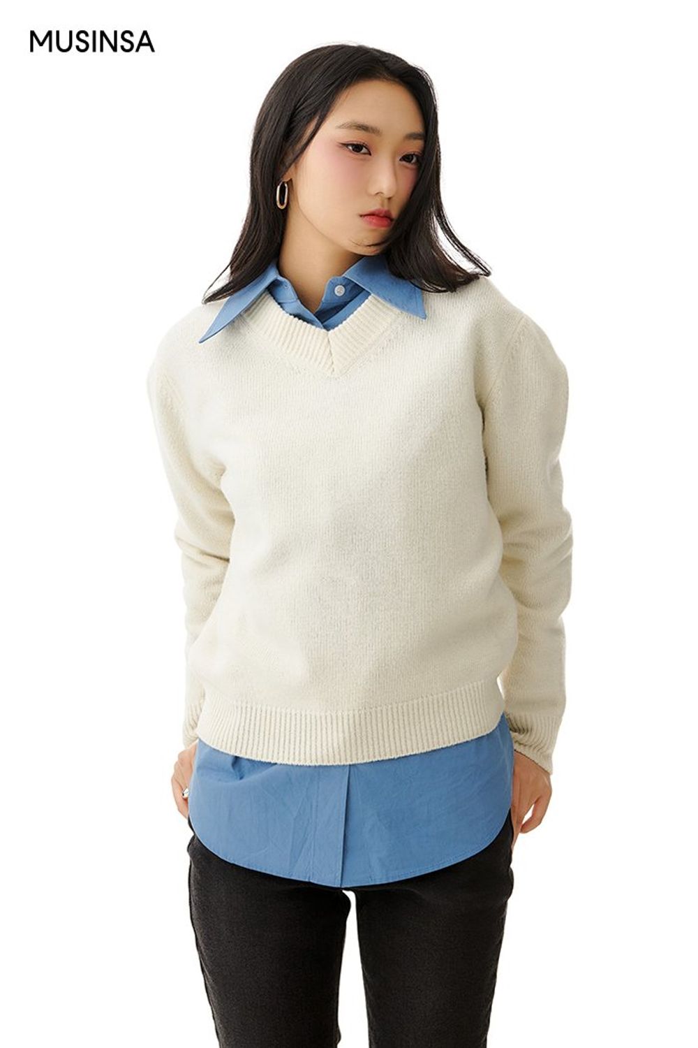 깔끔한 니트와 데님 팬츠, 롱코트로 연출한 시크 룩 #스키니 #컬러포인트 #레이어드룩 #얼죽코 #글로시 #겨울 #시크 #롱부츠 #더블코트