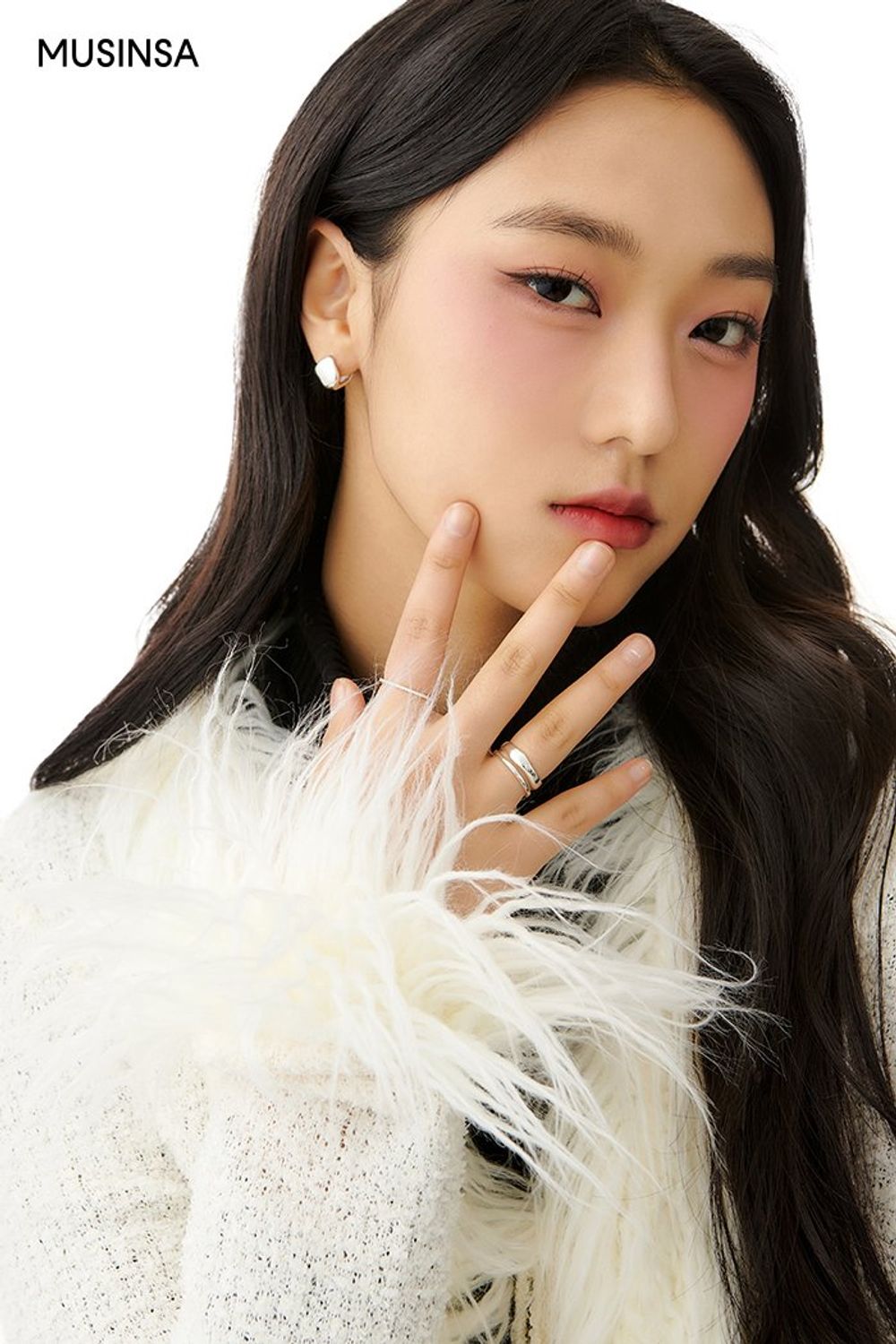퍼 디테일의 카디건과 플리츠스커트, 퍼 재킷으로 연출한 걸리시 룩 #애니멀 #레이어드룩 #짧치 #스트링 #플리츠 #겨울 #걸리시 #퍼재킷