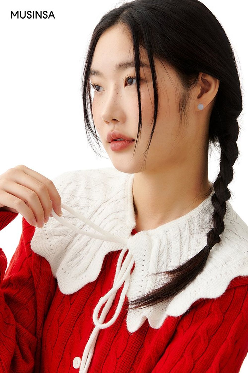 카라 디테일이 돋보이는 카디건과 미니스커트를 매치한 후 더플코트로 완성한 걸리시 코디 #컬러포인트 #얼죽코 #짧치 #에나멜 #크리스마스 #스트링 #플리츠 #빅카라 #겨울 #걸리시 #더플코트 #퍼가방