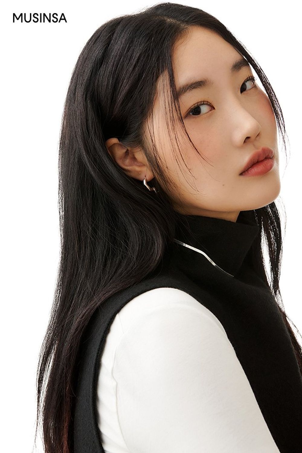 레오퍼드 패턴이 돋보이는 퍼 재킷에 맥시 원피스를 더해 완성한 시크 룩 #오버핏 #레오퍼드 #빅카라 #맥시 #겨울 #시크 #퍼재킷
