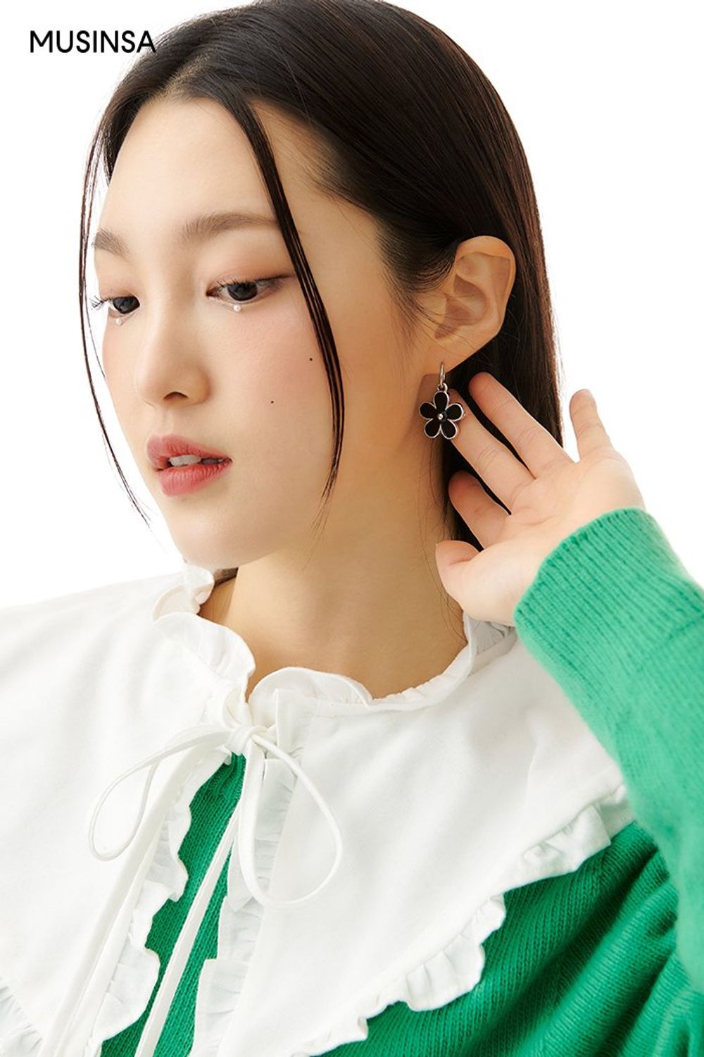 퀼팅 디테일의 벨루어 재킷과 미니스커트로 러블리하게 완성한 걸리시 코디네이션 #컬러포인트 #레이어드룩 #짧치 #벨루어 #에나멜 #스트링 #퀼팅 #퍼프소매 #빅카라 #겨울 #걸리시 #캐시미어 #체인백