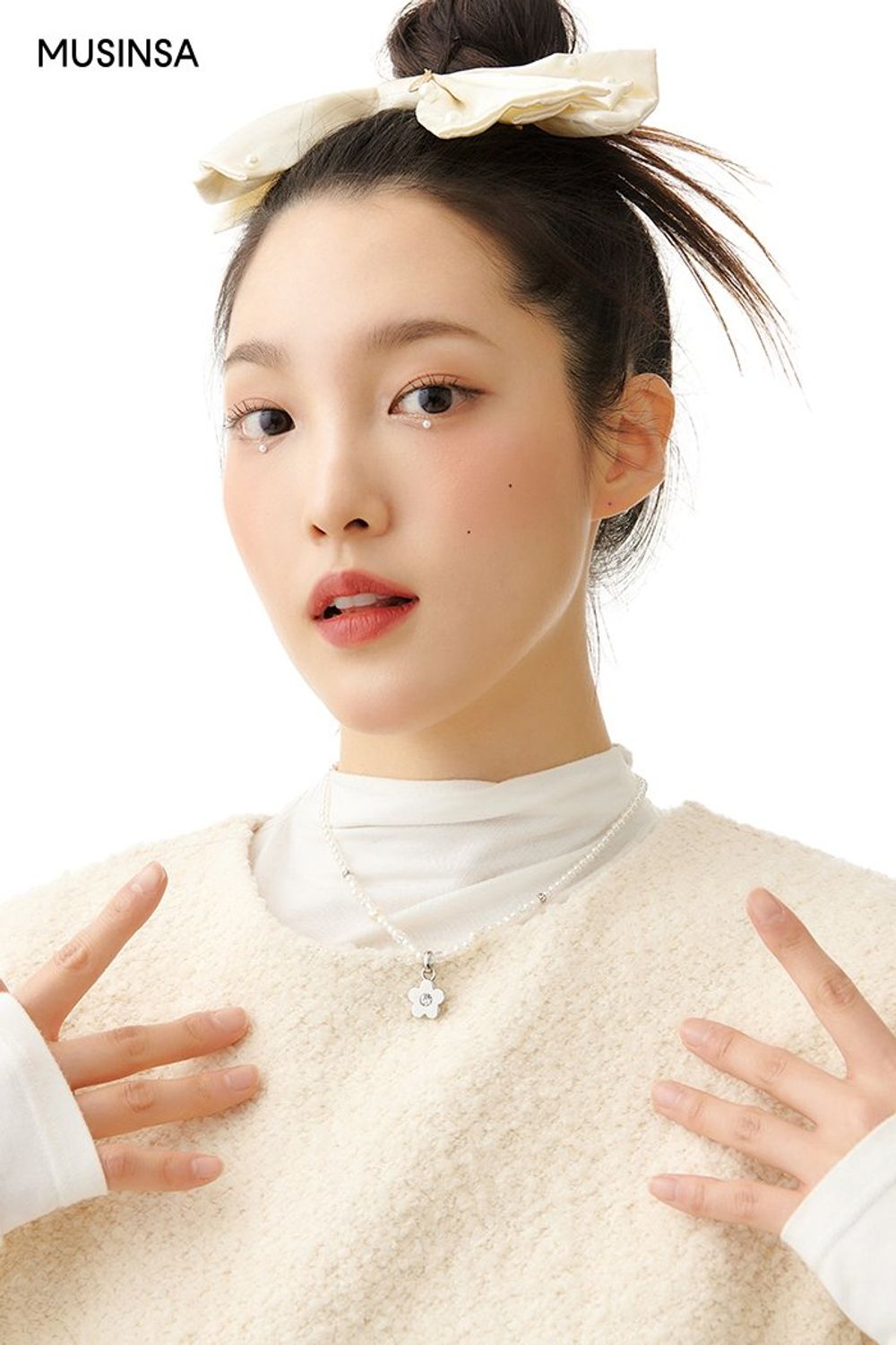 화사한 매력의 원피스와 퍼 재킷을 연출한 후 헤어 액세서리로 포인트를 준 걸리시 룩 #귀여운 #모노톤 #컬러블록 #레이어드룩 #빅카라 #겨울 #걸리시 #퍼재킷