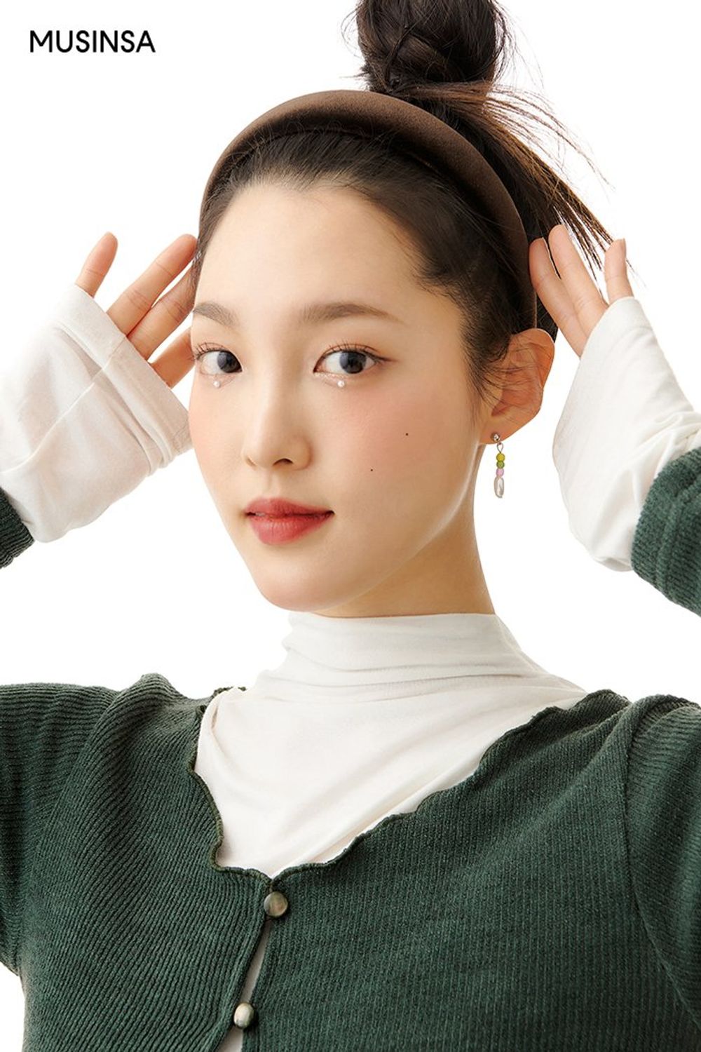 크롭 디자인의 재킷과 스커트로 셋업을 연출하고 체인 백을 더해 완성한 걸리시 룩 #레이어드룩 #셋업코디 #짧치 #크롭 #겨울 #걸리시 #체인백 #롱부츠 #퀼팅백