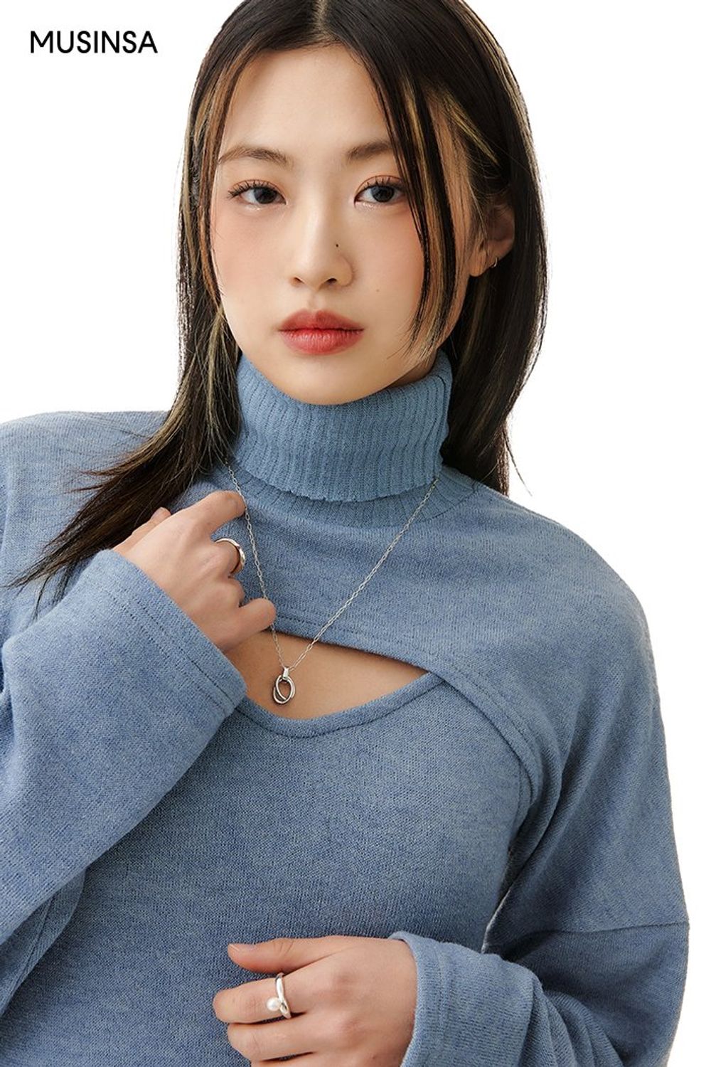 컷아웃 디테일이 돋보이는 원피스에 체크 머플러를 걸쳐 포인트를 준 로맨틱 룩 #체크 #셋업코디 #레더 #맥시 #겨울 #로맨틱 #롱무스탕