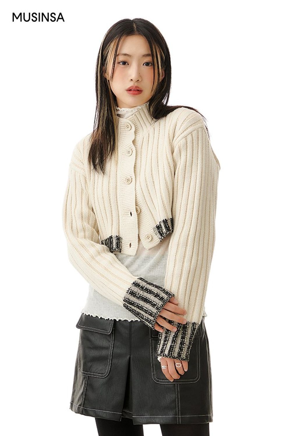 차분한 분위기의 더블 코트와 카디건, 미니스커트로 꾸민 로맨틱 룩 #레이어드룩 #얼죽코 #레더 #헤링본 #스티치 #플리츠 #크롭 #겨울 #로맨틱 #더블코트