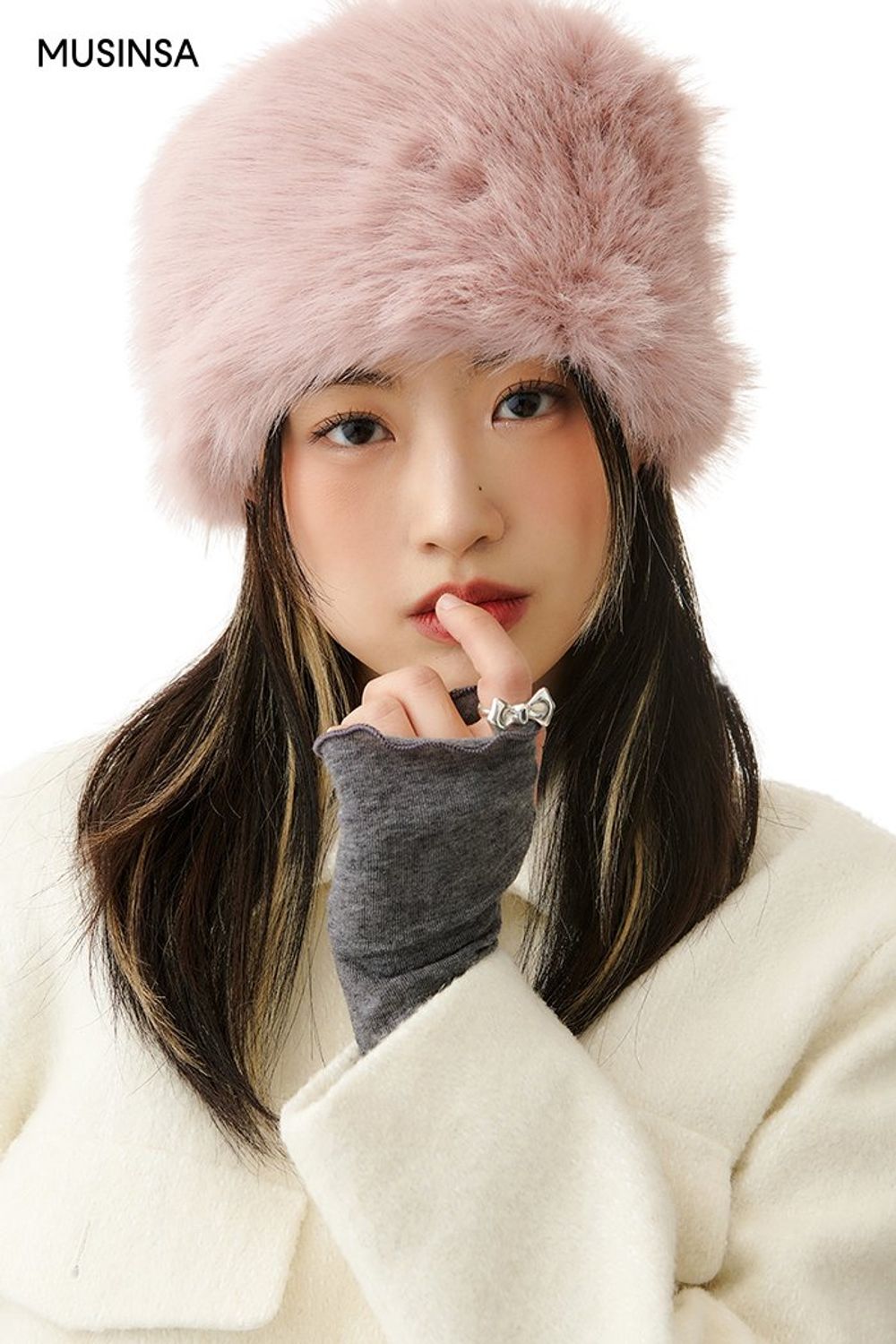 화사한 분위기의 크롭 재킷과 스커트 셋업으로 꾸민 걸리 룩 #레이어드룩 #얼죽코 #셋업코디 #퍼 #데이트 #겨울 #걸리시 #싱글코트