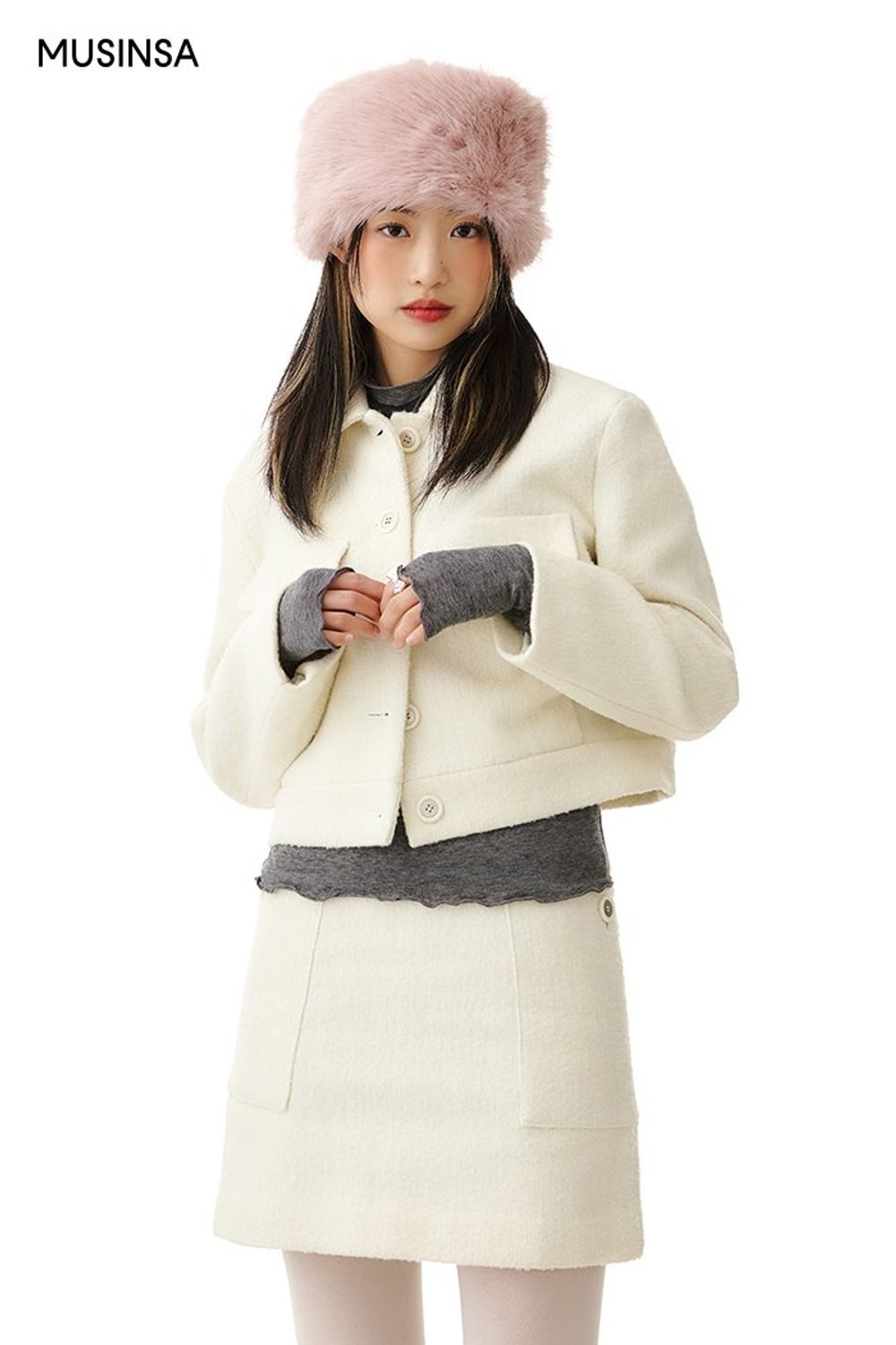 화사한 분위기의 크롭 재킷과 스커트 셋업으로 꾸민 걸리 룩 #레이어드룩 #얼죽코 #셋업코디 #퍼 #데이트 #겨울 #걸리시 #싱글코트