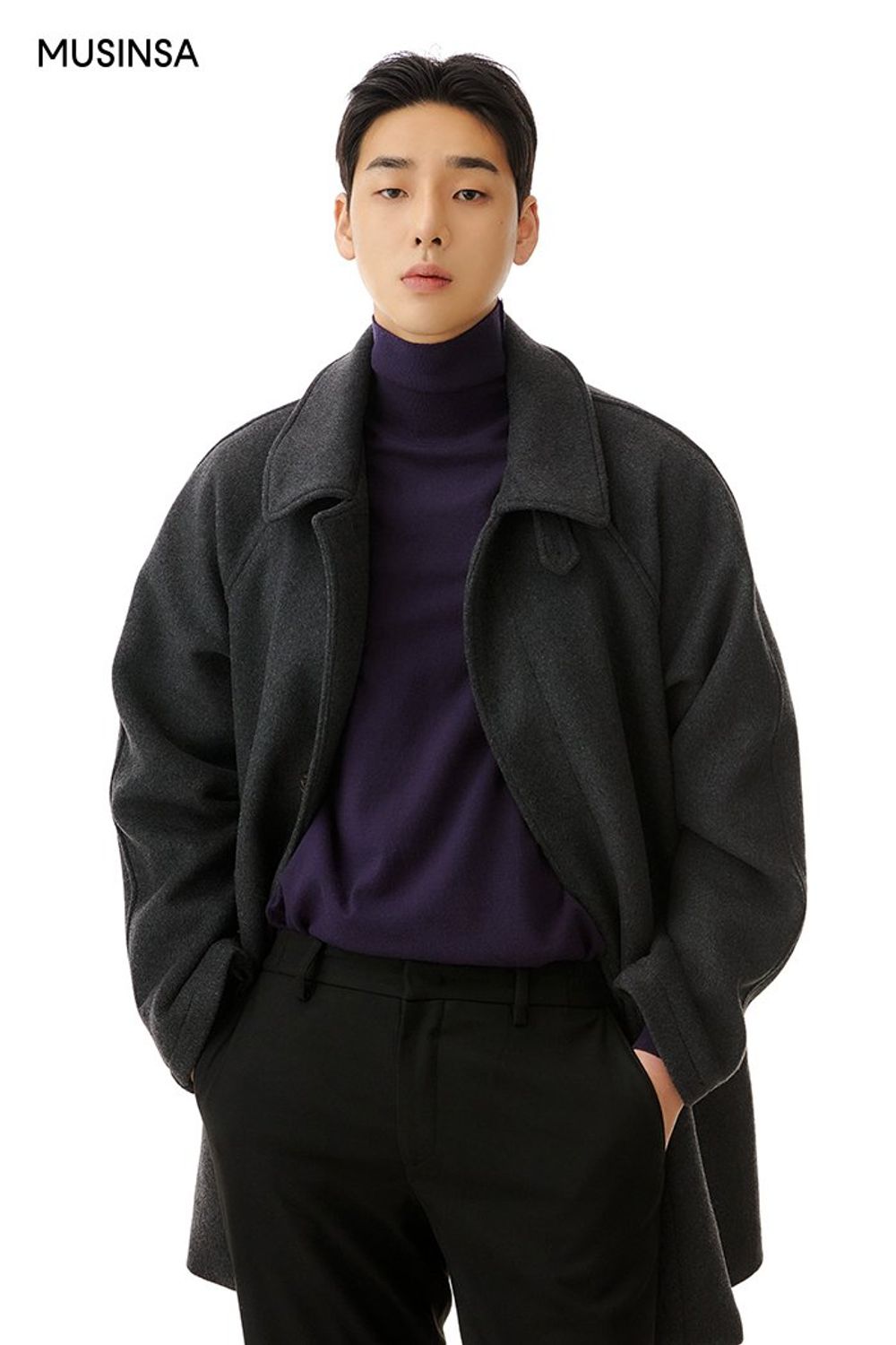 싱글 코트에 터틀넥 니트를 매치하고 슬랙스를 더해 완성한 포멀 룩 #단정한 #모노톤 #컬러블록 #출근룩 #얼죽코 #크롭 #겨울 #비즈니스캐주얼 #포멀 #싱글코트