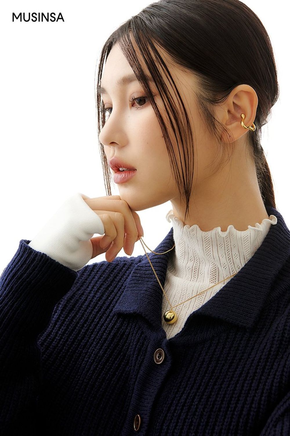 카디건과 H라인 스커트에 하프 코트를 걸치고 롱부츠로 완성한 로맨틱 룩 #H라인 #뉴트럴톤 #레이어드룩 #얼죽코 #데이트 #겨울 #로맨틱 #롱부츠 #싱글코트