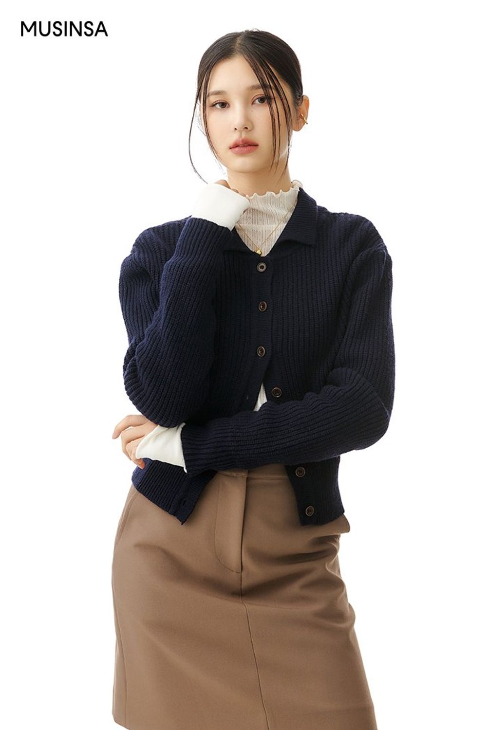 카디건과 H라인 스커트에 하프 코트를 걸치고 롱부츠로 완성한 로맨틱 룩 #H라인 #뉴트럴톤 #레이어드룩 #얼죽코 #데이트 #겨울 #로맨틱 #롱부츠 #싱글코트