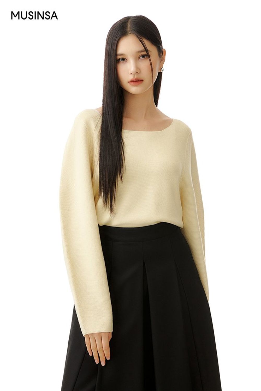 스퀘어 넥 니트에 플리츠스커트를 매치한 후 머플러를 걸친 로맨틱 룩 #컬러포인트 #얼죽코 #데이트 #플리츠 #스퀘어넥 #맥시 #겨울 #로맨틱 #더블코트