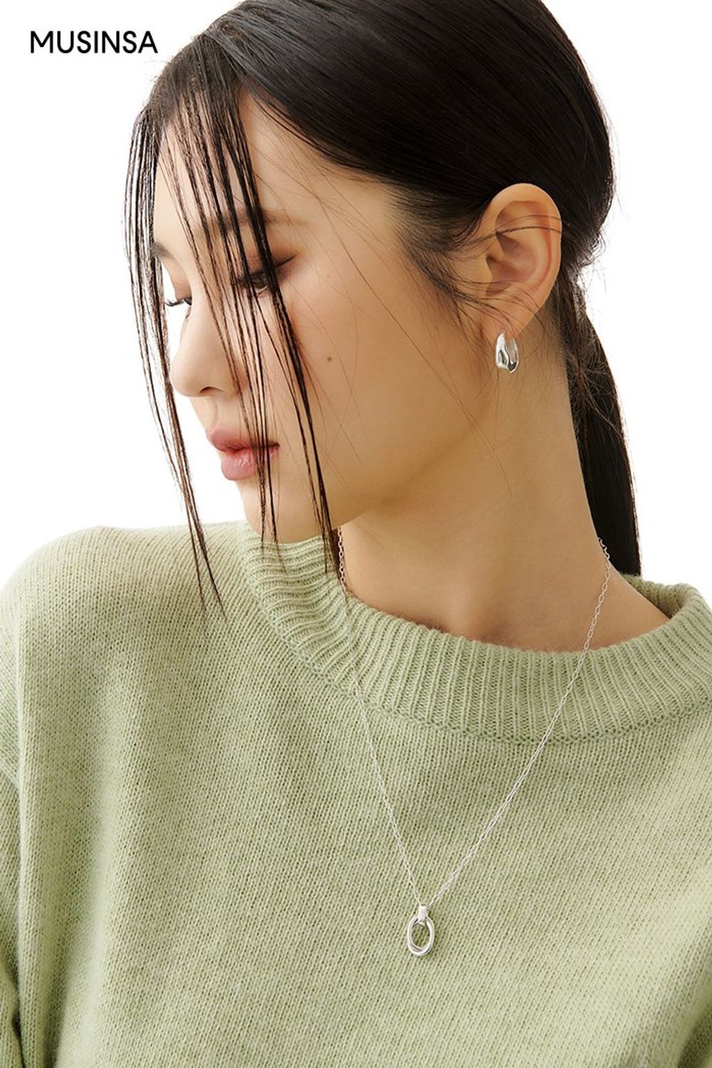 그린 스웨터와 와이드 슬랙스, 퍼 재킷으로 연출한 포멀 룩 #와이드핏 #뉴트럴톤 #핀턱 #겨울 #포멀 #퍼재킷 #비즈니스캐주얼