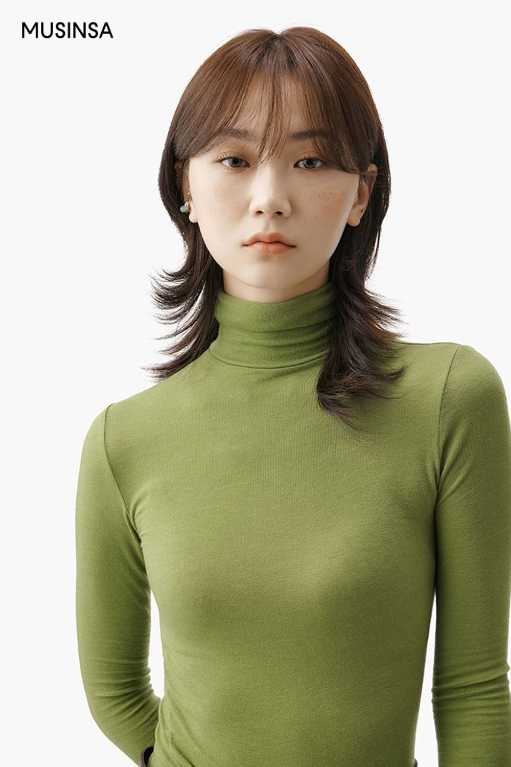 그린 터틀넥 탑과 레더 플리츠스커트의 조합에 롱 부츠로 마무리한 로맨틱 룩 #슬림핏 #A라인 #레더 #스웨이드 #데이트 #플리츠 #맥시 #겨울 #로맨틱 #롱부츠 #퍼재킷