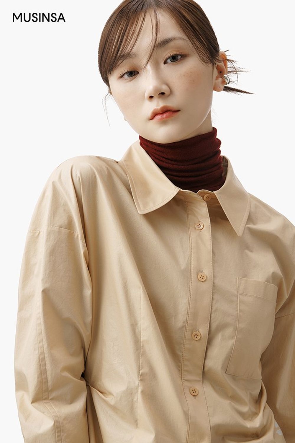 퍼 재킷에 와이드한 레더 슬랙스를 매치하고 선글라스로 포인트를 더한 시크 룩 #레이어드룩 #레더 #퍼 #핀턱 #빅카라 #겨울 #시크