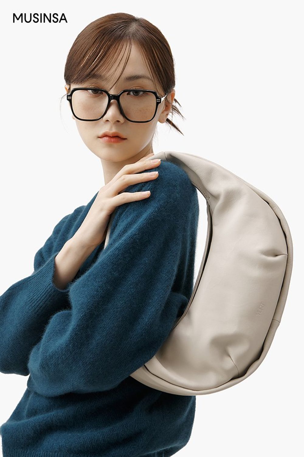롱 코트와 슬랙스의 조합에 퍼 머플러를 더해 완성한 윈터 포멀 룩 #단정한 #출근룩 #얼죽코 #앙고라 #퍼 #겨울 #비즈니스캐주얼 #포멀