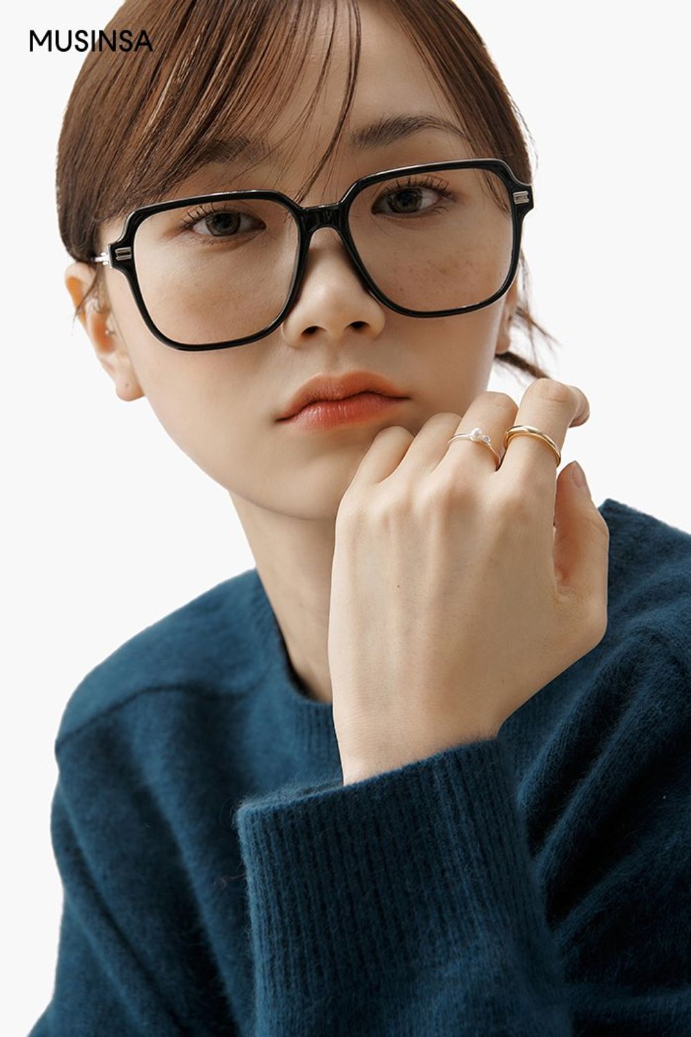 롱 코트와 슬랙스의 조합에 퍼 머플러를 더해 완성한 윈터 포멀 룩 #단정한 #출근룩 #얼죽코 #앙고라 #퍼 #겨울 #비즈니스캐주얼 #포멀