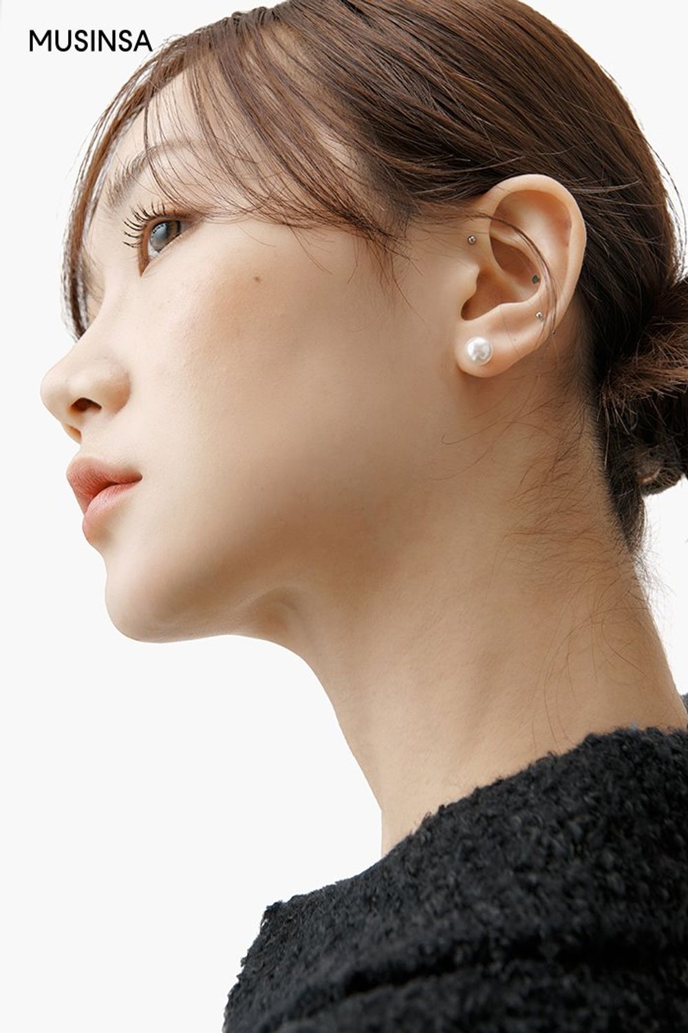 블랙 카디건에 맥시 스커트를 매치한 후 연한 카키 컬러의 퍼 재킷으로 포인트를 더한 로맨틱 룩 #데이트 #맥시 #A라인 #겨울 #로맨틱 #에코퍼 #퍼재킷 #더플
