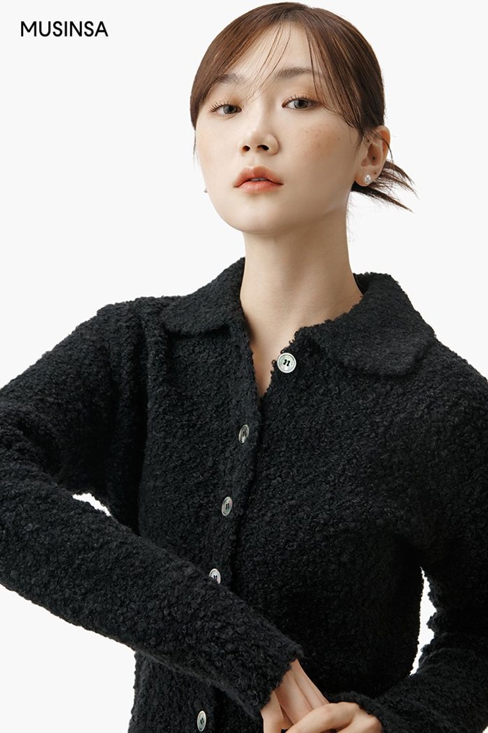 블랙 카디건에 맥시 스커트를 매치한 후 연한 카키 컬러의 퍼 재킷으로 포인트를 더한 로맨틱 룩 #데이트 #맥시 #A라인 #겨울 #로맨틱 #에코퍼 #퍼재킷 #더플