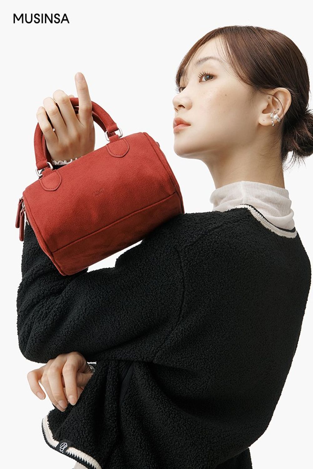 블랙&화이트 컬러 조합의 재킷에 트위드 숏 팬츠를 매치한 후 레드 백으로 포인트를 준 로맨틱 룩 #컬러포인트 #모노톤 #레이어드룩 #스웨이드 #벨루어 #퀼팅 #겨울 #로맨틱 #롱부츠