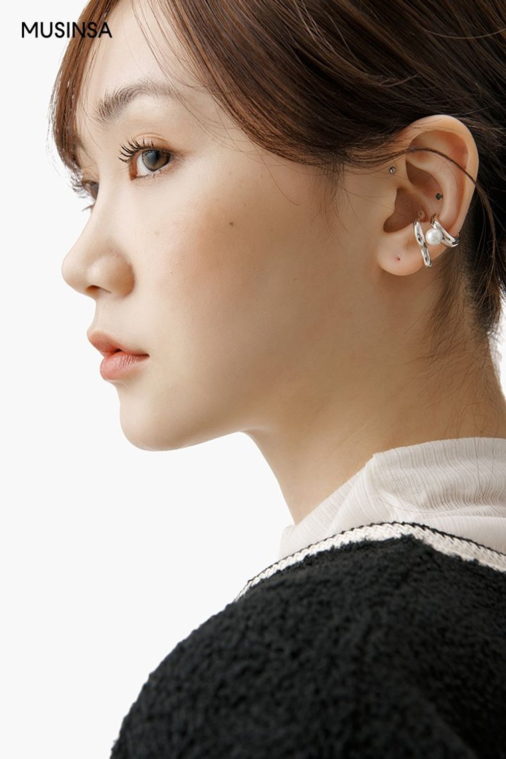 블랙&화이트 컬러 조합의 재킷에 트위드 숏 팬츠를 매치한 후 레드 백으로 포인트를 준 로맨틱 룩 #컬러포인트 #모노톤 #레이어드룩 #스웨이드 #벨루어 #퀼팅 #겨울 #로맨틱 #롱부츠