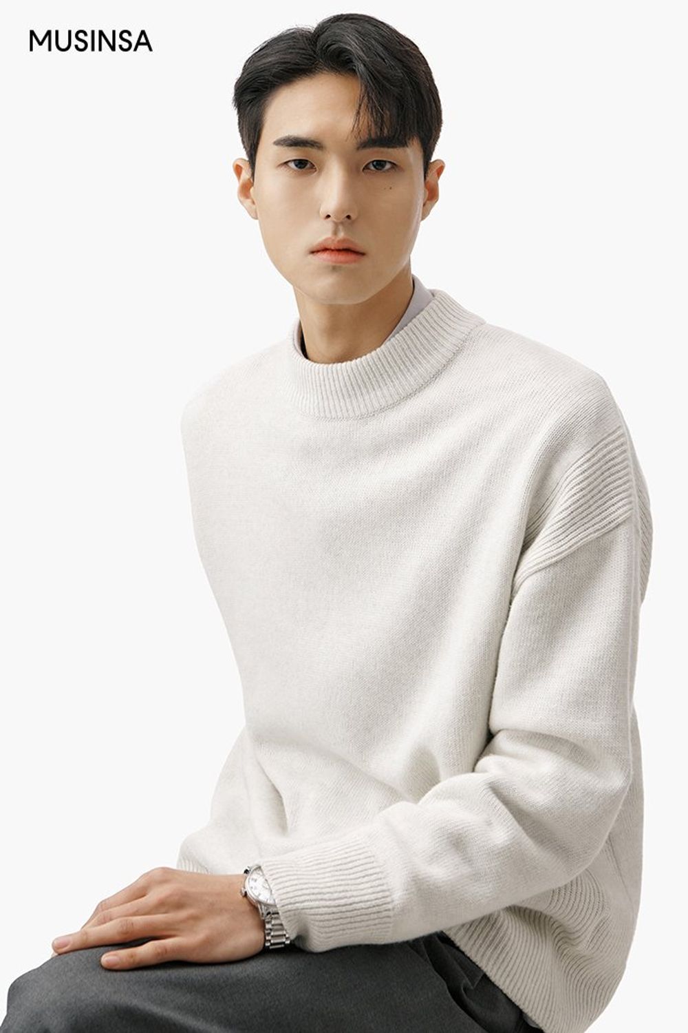 그린 컬러 무톤 재킷에 와이드 슬랙스를 매치하고 머플러로 마무리한 포멀 룩 #컬러블록 #출근룩 #핀턱 #겨울 #미니멀 #비즈니스캐주얼 #포멀