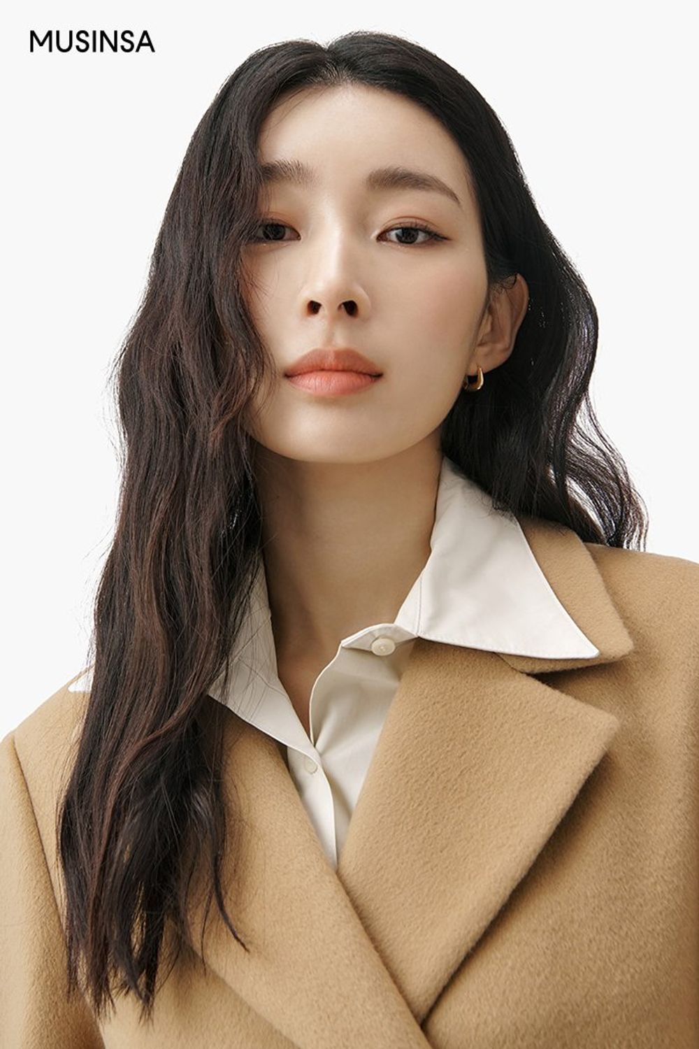 미니멀 무드의 더블 코트와 슬랙스, 앵클 부츠로 완성한 포멀 코디네이션 #톤온톤 #뉴트럴톤 #출근룩 #얼죽코 #겨울 #미니멀 #비즈니스캐주얼 #포멀 #캐시미어 #더블코트